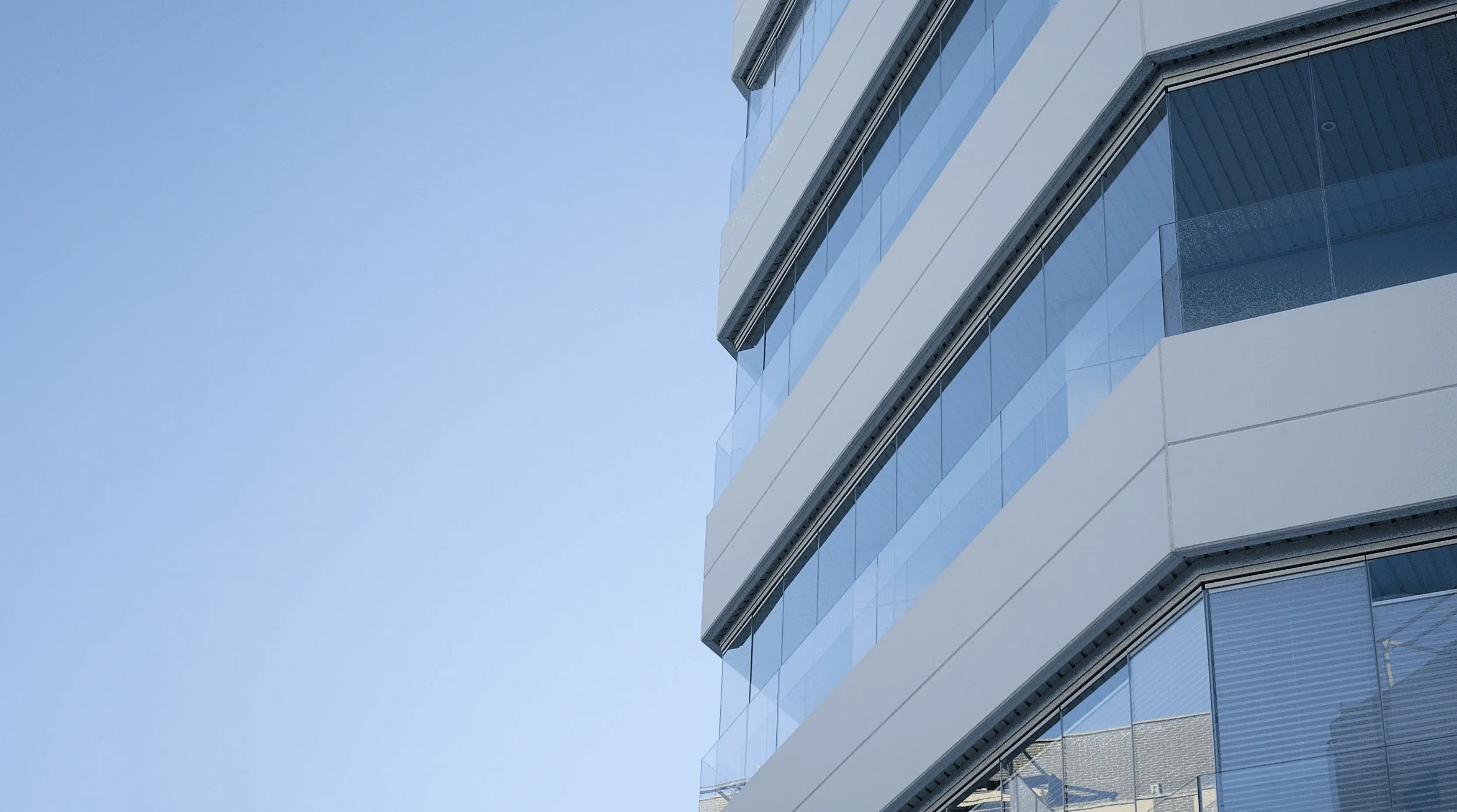 Detalle de las ventanas de un edificio con el cielo azul