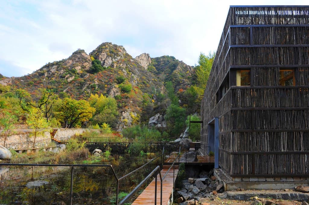 Imagen del perfil de la Liyuan Library con las montañas de Wisdom Valley en el fondo