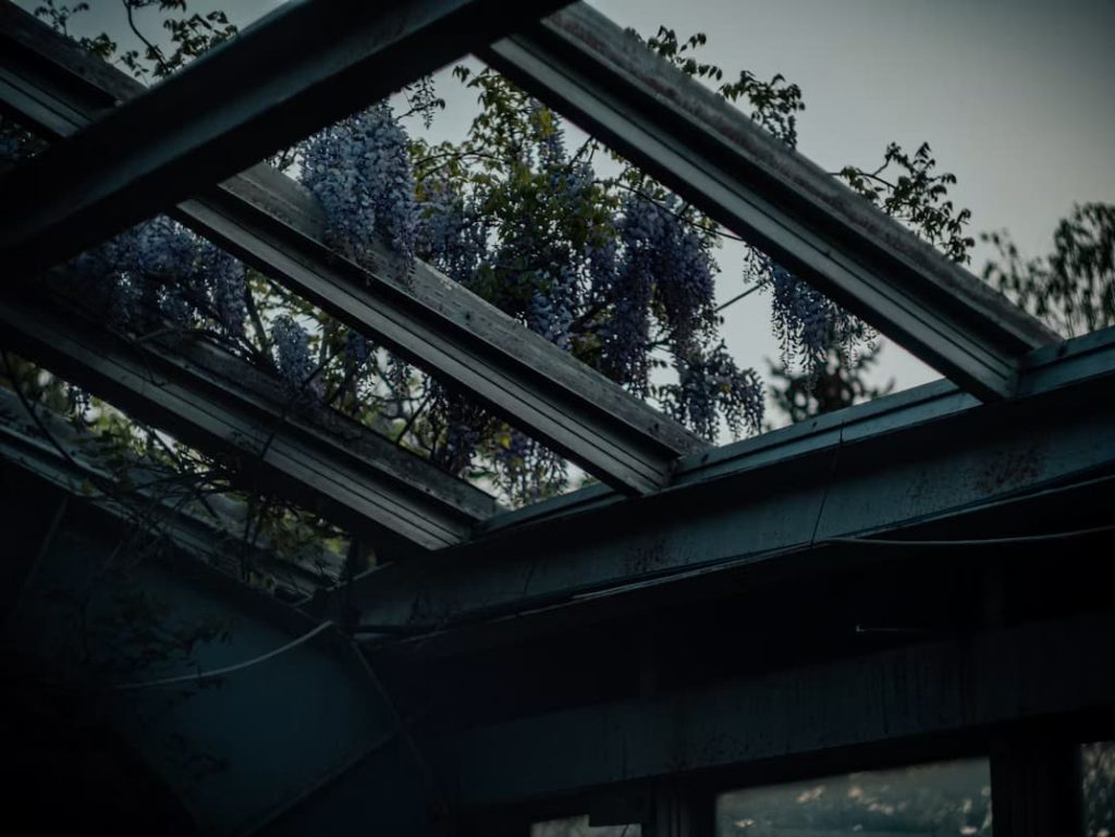 Imagen de un skylight vintage en el techo de una cocina 